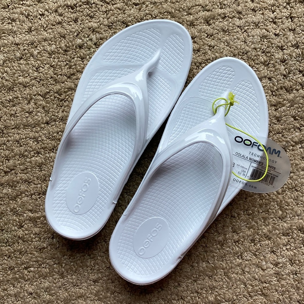 Oofos Oolala Women’s white sandals - size 8